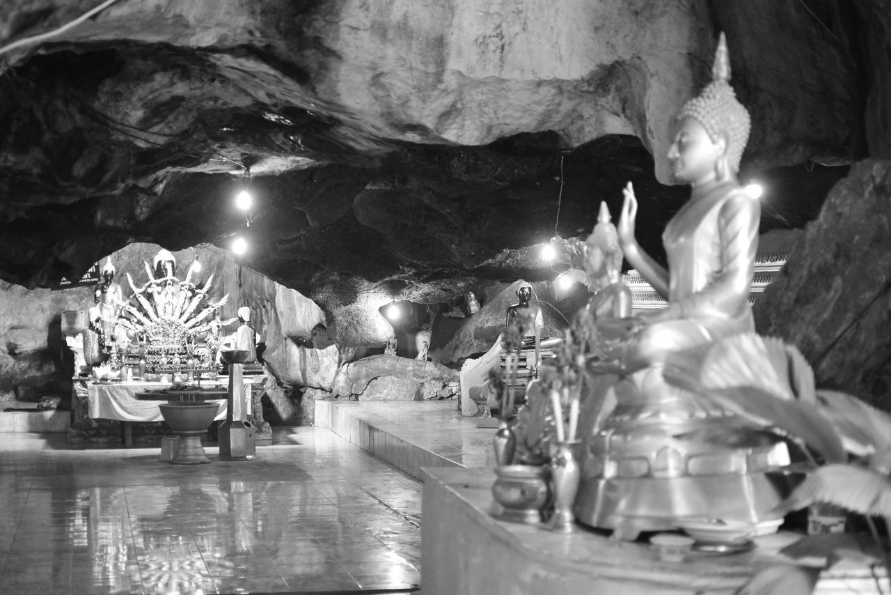 Ostello Bankaikow Kanchanaburi Esterno foto