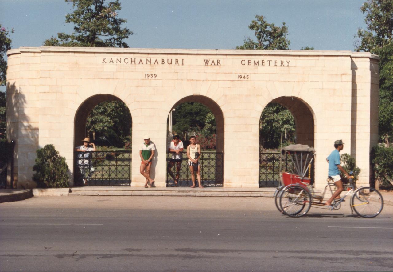 Ostello Bankaikow Kanchanaburi Esterno foto
